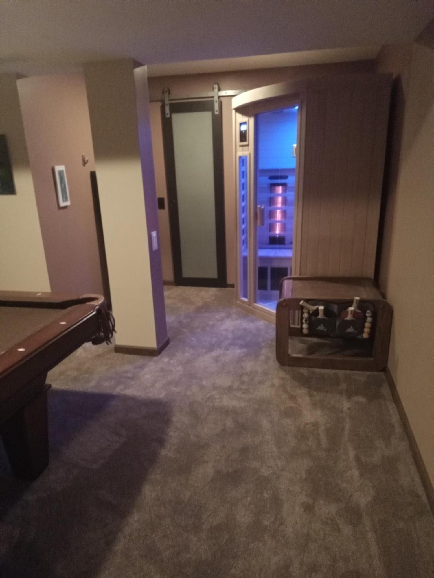 Super Suite With Sauna, Pool Table And Arcade Game Lansing Luaran gambar