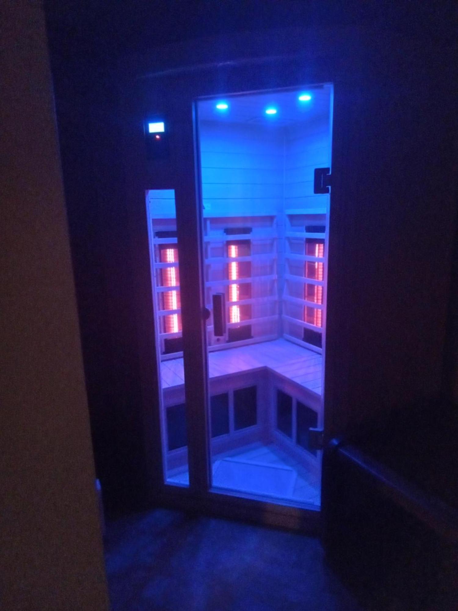 Super Suite With Sauna, Pool Table And Arcade Game Lansing Luaran gambar