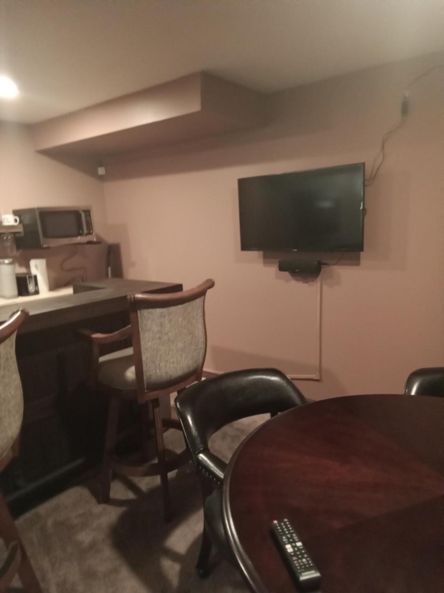 Super Suite With Sauna, Pool Table And Arcade Game Lansing Luaran gambar